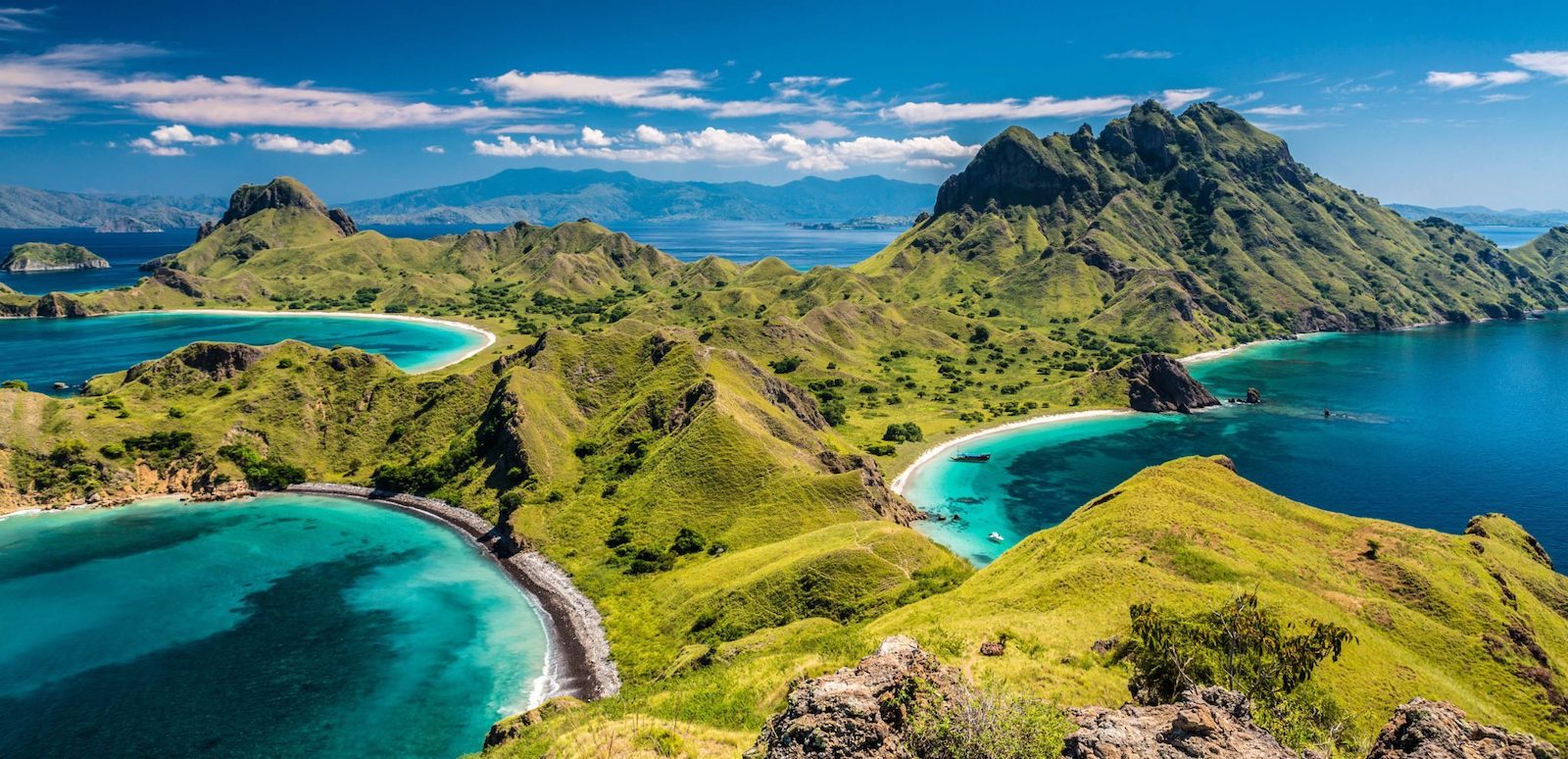 Gebirge-in-der-Komodo-National-Park-in-Indonesien-iStock-472831484-2-e1530362775154.jpg